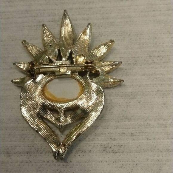 Vintage Mother of Pearl Pin - Picture 4 of 4